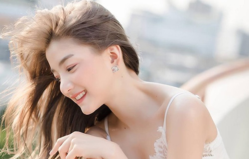 Hot girl nổi đình đám trên tạp chí Thái Lan nhờ vòng 1 gợi cảm